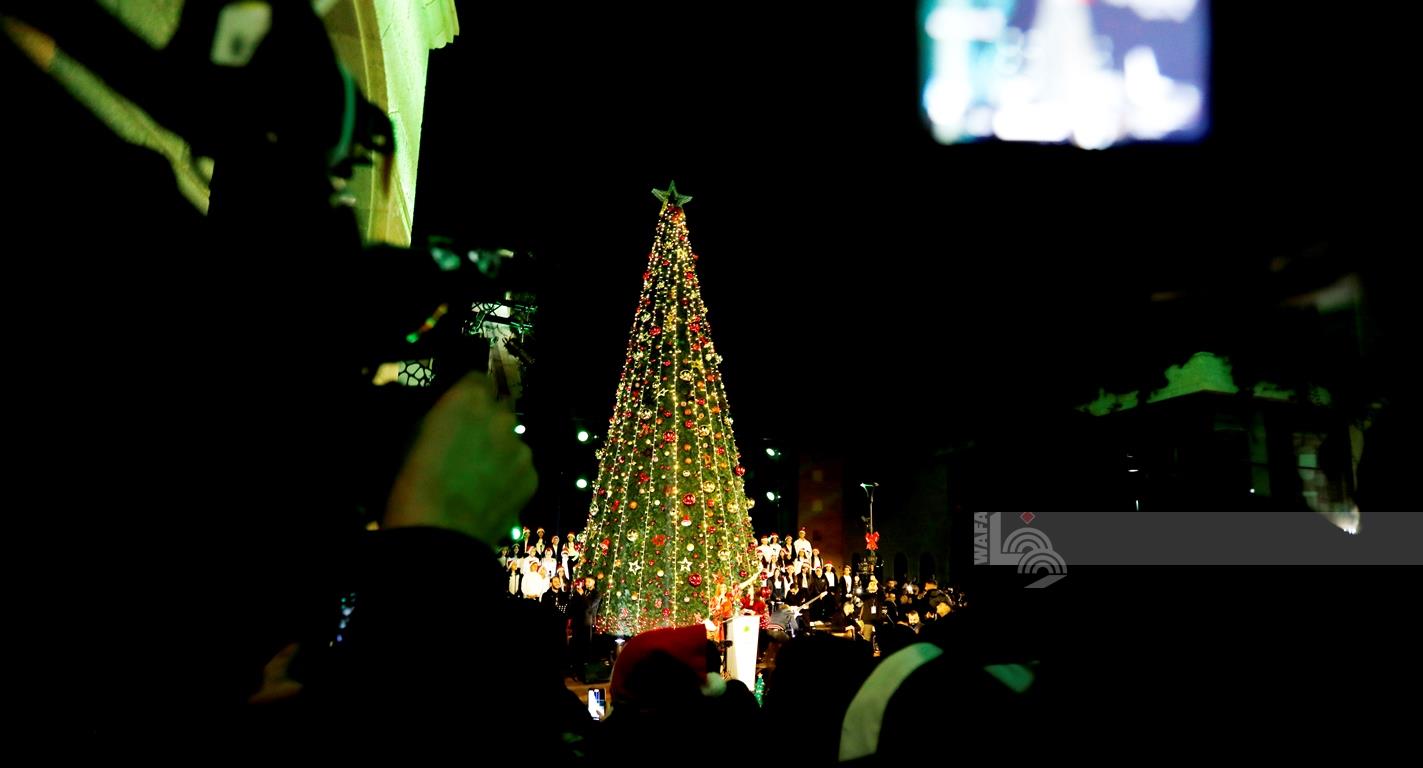 إضاءة شجرة الميلاد في مدينة روابي (تصوير: محمد نوفل/وفا)